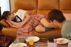 Chàng trai trộm nhìn quần lót ghệ bồ đang ngủ thì bị phát hiện