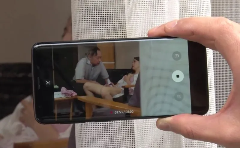 Vợ của con trai gian díu với bố ông chồng bị gã tiền bối khu phố phát hiện